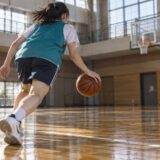 体育館でドリブルを練習する女性選手のイメージ