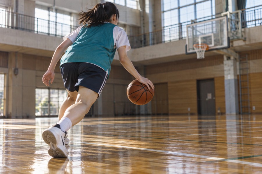 体育館でドリブルを練習する女性選手のイメージ