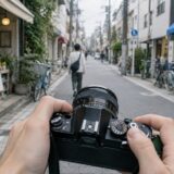 フィルムカメラを手に街を撮影する様子のイメージ画像