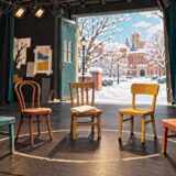 雪景色の大学と、5脚の椅子が並ぶ学生演劇の舞台を描いたイラスト