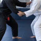 黒い道着と白い道着でブラジリアン柔術の組み手を練習する人物のイメージ